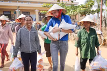 Ấm lòng Phạm Hương mang nụ cười đến bà con miền Trung