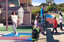 Ngọc Thúy vui vẻ dẫn con đi chơi sau ồn ào