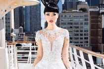 Jessica Minh Anh diện váy 25 kg diễn thời trang ở Mỹ