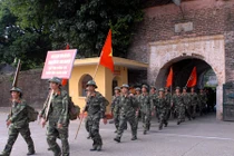 Bất ngờ trước cảnh huấn luyện sĩ quan chính trị VN