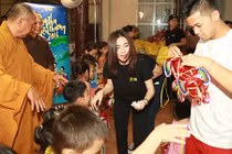 Hòa Minzy, Trọng Hiếu tặng quà trung thu cho trẻ cơ nhỡ