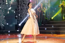 MC Thanh Mai trổ tài múa quạt trên truyền hình