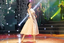 MC Thanh Mai trổ tài múa quạt trên truyền hình