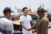 Tuấn Hưng quyên góp 300 triệu cho ngư dân Hà Tĩnh