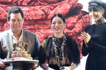 Trương Thị May thuyết phục thành công Lệ Quyên đấu giá tượng