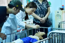 Trương Ngọc Ánh tự tay bón cơm cho trẻ em tàn tật