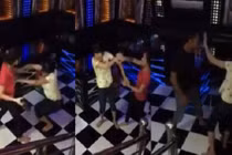 Phát hoảng màn đánh ghen tập thể trong quán karaoke