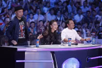 Thu Minh vui vẻ đi chấm thi dù vắng chồng tháp tùng