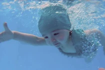 Ảnh con gái Elly Trần bơi cực giỏi dù mới 2 tuổi