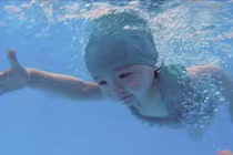 Ảnh con gái Elly Trần bơi cực giỏi dù mới 2 tuổi