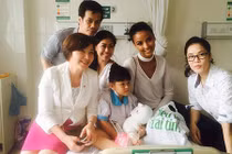 Thu Phương cùng Hoa hậu Pháp 2014 đến thăm bệnh nhân nhí