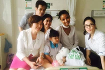 Thu Phương cùng Hoa hậu Pháp 2014 đến thăm bệnh nhân nhí