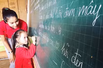 Vừa ốm dậy, HH Phạm Hương đi thiện nguyện ở Điện Biên