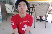 Hình ảnh Hoài Lâm cực lạ khi đi từ thiện miền Trung