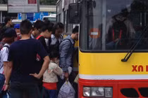 Người dân “tay xách nách mang” đổ về Hà Nội sau kỳ nghỉ