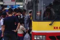 Người dân “tay xách nách mang” đổ về Hà Nội sau kỳ nghỉ