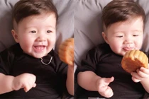 Con trai Elly Trần thích thú gặm bánh trung thu 