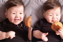 Con trai Elly Trần thích thú gặm bánh trung thu 