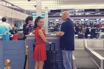 Thu Minh tiễn chồng đi công tác nước ngoài giữa lùm xùm