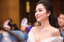 HH Nguyễn Thị Huyền khoe vai trần quyến rũ làm giám khảo