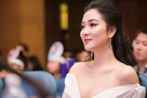 HH Nguyễn Thị Huyền khoe vai trần quyến rũ làm giám khảo