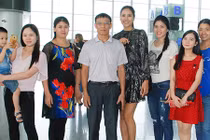 Bố mẹ tiễn Nguyễn Thị Loan sang Mỹ thi hoa hậu