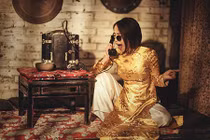 Ca sĩ Quỳnh Nga tạo dáng "khó đỡ" khi diện áo dài