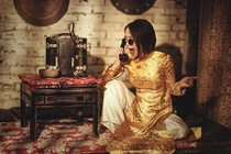 Ca sĩ Quỳnh Nga tạo dáng "khó đỡ" khi diện áo dài