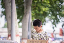 Cảm động cậu bé nhặt rác kiếm tiền cho mẹ kế chữa bệnh ung thư 