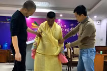 "Cô Đẩu" Công Lý ướm thử trang phục trong Táo quân 2016