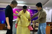 "Cô Đẩu" Công Lý ướm thử trang phục trong Táo quân 2016