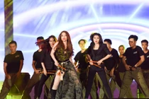 Trương Ngọc Ánh bị thương ở chân vẫn nhảy trên sân khấu