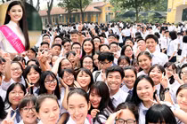 Á hậu Thanh Tú bị vây kín khi về thăm trường cũ