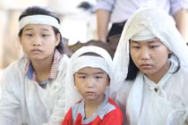 Nhói lòng ba con nhỏ có bố đột tử, mẹ chết trên đường đi làm