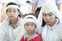 Nhói lòng ba con nhỏ có bố đột tử, mẹ chết trên đường đi làm