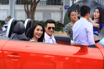 Thủy Tiên ân cần chăm sóc chồng ở hậu trường “Vợ ơi...“