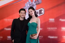 Đông Nhi - Ông Cao Thắng tình cảm tại họp báo The Voice Kids