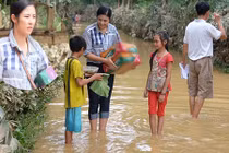 Ngọc Hân bì bõm lội nước đến với bà con Hà Tĩnh