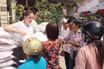 Ngọc Trinh lên kế hoạch phát 16 tấn gạo làm từ thiện