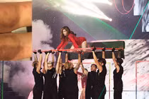 Hoàng Thùy Linh bầm dập vì quỳ gối trên hàng rào sắt