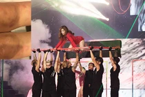 Hoàng Thùy Linh bầm dập vì quỳ gối trên hàng rào sắt