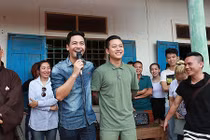 Tuấn Hưng và Phan Anh trao quà cho ngư dân Quảng Bình