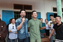 Tuấn Hưng và Phan Anh trao quà cho ngư dân Quảng Bình