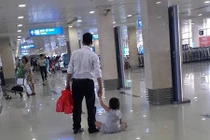 Phẫn nộ cảnh mẹ ruột để con bị hành hung tại Tân Sơn Nhất