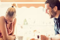 Đàn ông ích kỷ, chuyên “mặc váy đàn bà” có tướng mạo ra sao?