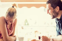 Đàn ông ích kỷ, chuyên “mặc váy đàn bà” có tướng mạo ra sao?