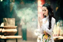 Phụ nữ lên chùa thế nào để không mất phúc, rước công quả về nhà?