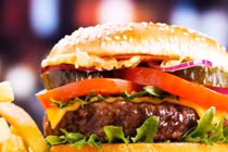 Cha ăn nhiều thức ăn nhanh, con gái dễ bị ung thư vú?