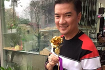 Đàm Vĩnh Hưng tặng hồng vàng cho fan nữ dịp 8/3