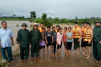 6 người leo lên cây tránh cơn lũ dữ được giải cứu